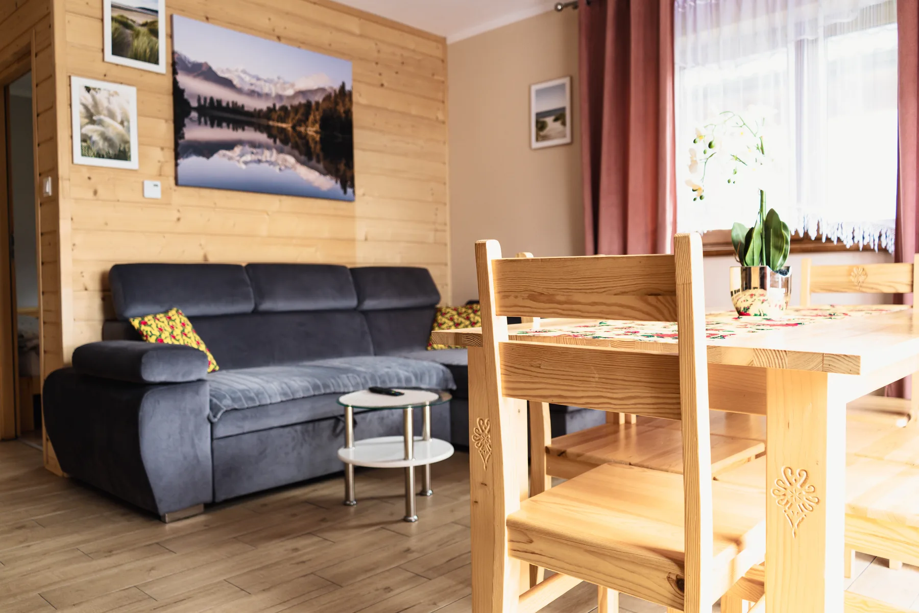 Salon w regionalnym domku na Podhalu