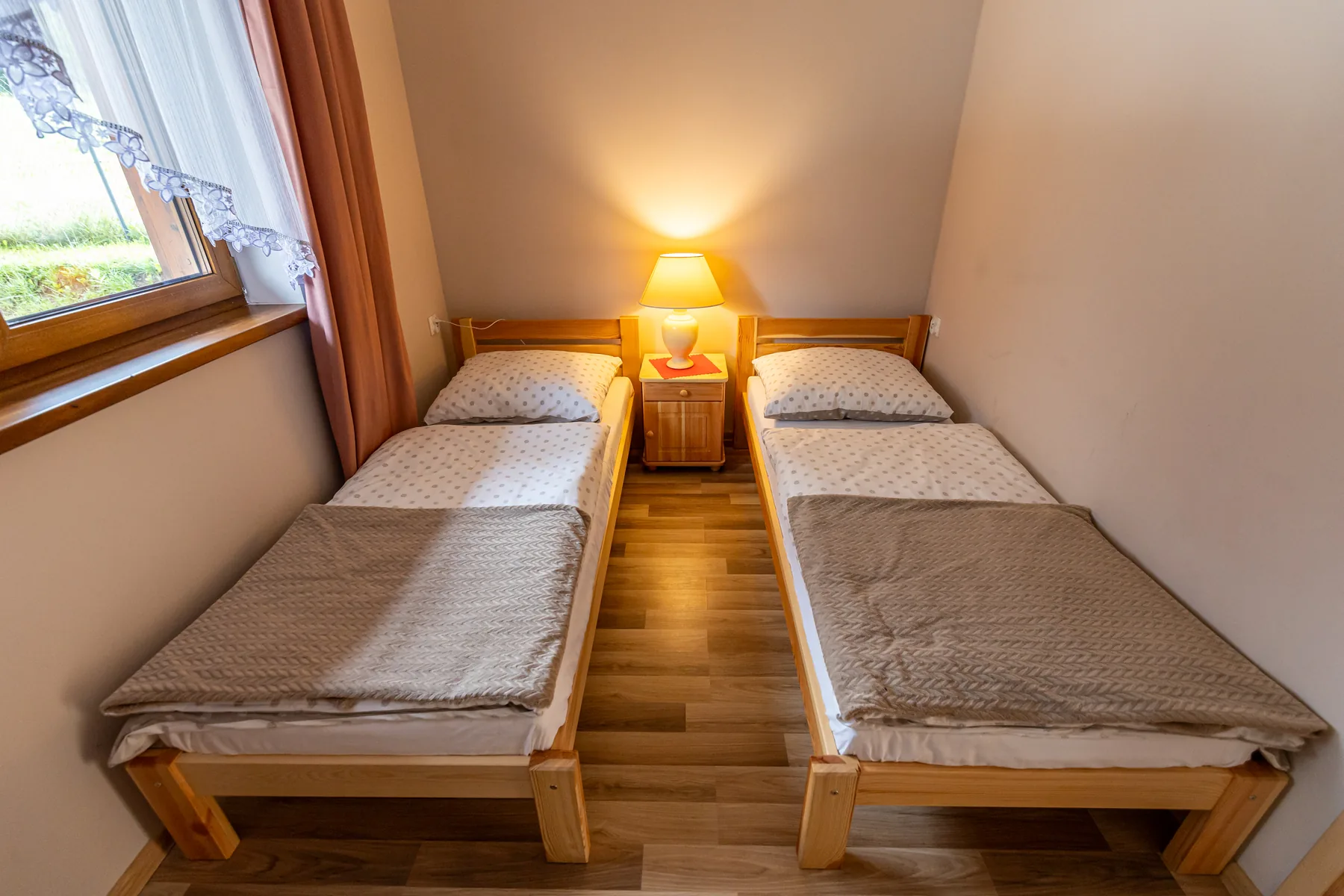 Sypialnia z dwoma pojedynczymi łóżkami
